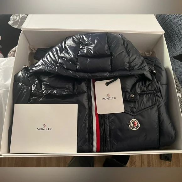 Moncler Montbeliard Short
Down jacket - Picture 2 of 9